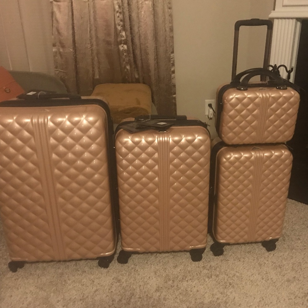 4 piece set of Triforce luggage.